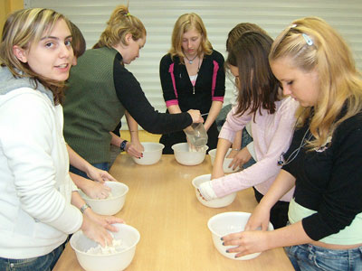 Gemeinsames Brotbacken in Vieux-Condé 