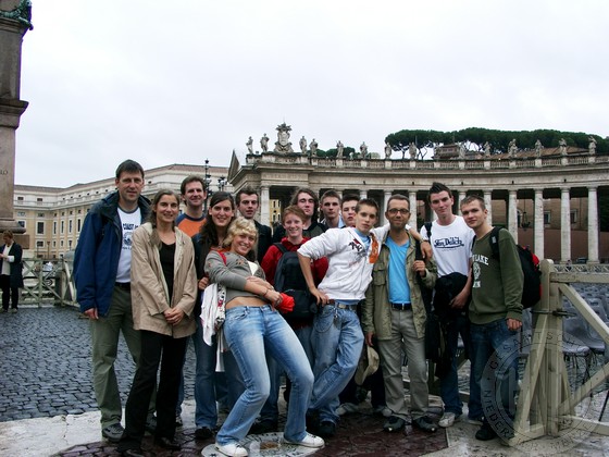 Sintflutartige Regenfälle erwarteten diese Gruppe nach dem Besuch des Petersplatzes.