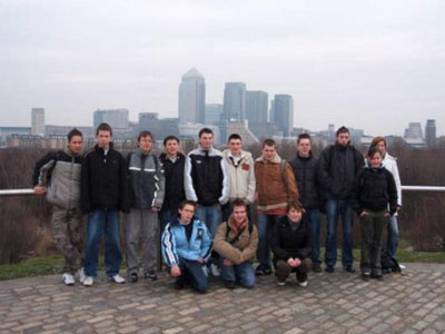 Der Kurs Erdkunde bili vor der Docklands Skyline 