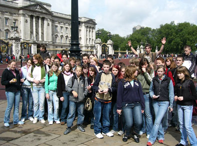 Schülerinnen und Schüler unserer Schule vor dem Buckingham Palace 