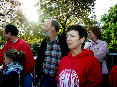 Schulleiter Hermann-Josef Gerhards und seine Stellvertreterin Karin Freiburg unterstützten die Läufer 