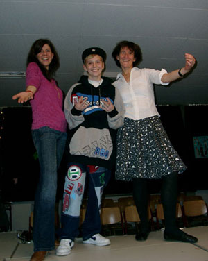 Deborah Heinen(l.) und Verena Bockemühl-Bollmann (r.) entwickelten mit ihrer Gruppe eine Modenschau, die von Lars Stobbe (m.) gekonnt moderiert wurde.