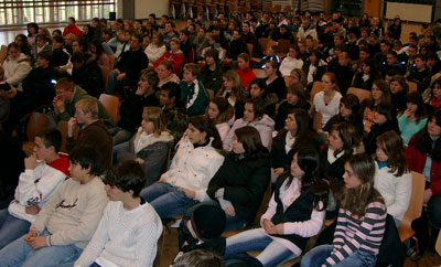 Interessierte Zuschauerinnen und Zuschauer der Mittelstufe unserer Schule.