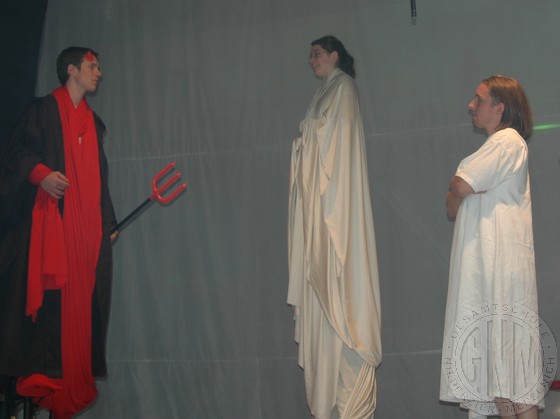 Mephisto (Sebastian Schütz) spricht zum Herrn (Svenja Balgheim) und den Engeln Michael Geck, Stefanie Esser und Markus Rothkopf.