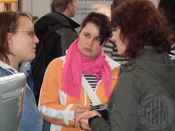 Monika Wojtala und Kerstin Wirtz interessieren sich für eine Ausbildung im kaufmännischen Bereich.