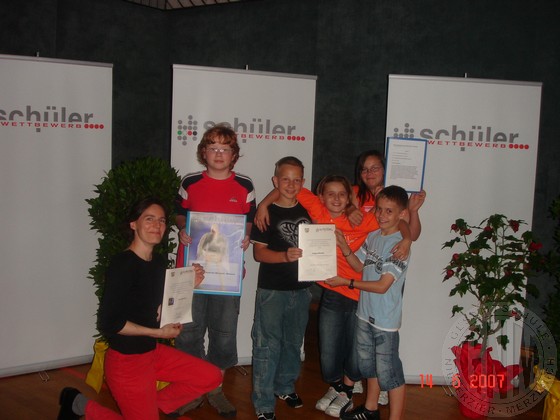 Petra Eisenbarth mit einer Gruppe von Schülern, die das Spiel 'Entdecke Europa' für den Wettbewerb 'Begegnung mit Osteuropa' entwickelt hatten.