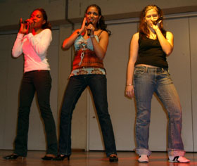 Victoria Manzambi, Sarugha Ravendiran und Alice Angioni mit dem Stück Don´t ya von den Pussycat dolls. 