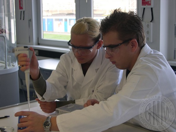 Alexander Keck und Sabine Krämer bei der Laborarbeit