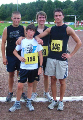 Kristjan Uibo, Marcel Stockem, Rene Kilas und David Meier (vorne) gehörten zu den erfolgreichsten Läufern der Gesamtschule Niederzier/ Merzenich.