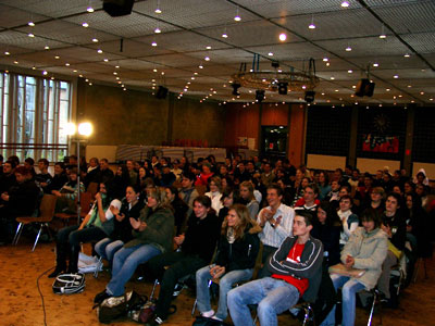 Hochkonzentriert verfolgen die Oberstufenschüler die Inszenierung 