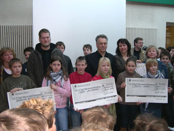 Gruppenbild mit symbolischen Schecks und den Verantwortlichen Irmgard Fiergolla und Maria Willms.