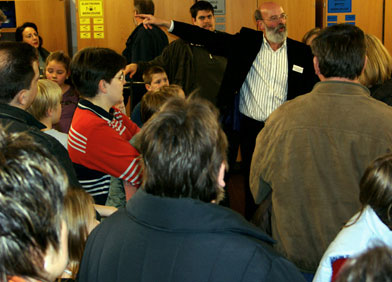 Schulleiter Hermann-Josef Gerhards bei einer der zahlreichen Führungen durch die Schule.