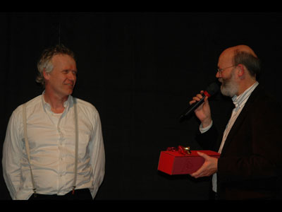 Organisator Gotthard Vaaßen wurde von Schulleiter Hermann-Josef Gerhards für den gelungenen Variete-Abend beglückwünscht.