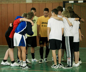 Spieler der Alemannia und Schüler der Gesamtschule schwören sich vor dem Abschlusspiel ein.