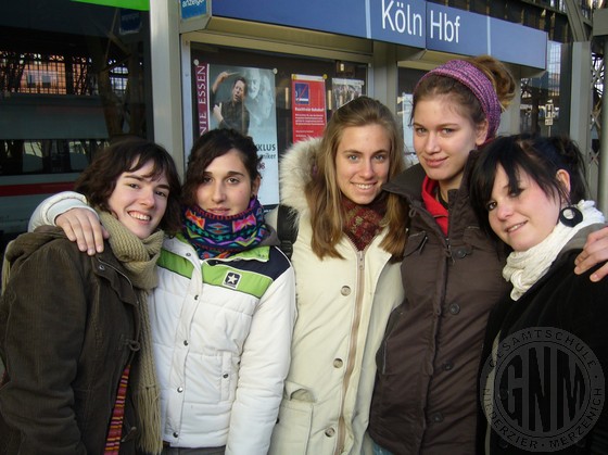 Die italienischen Austauschschüler unternahmen viel mit ihren deutschen Partnerschülern: Hier sehen wir Sara, Anita und Maria Chiara, Leonie und Denise am Kölner Hauptbahnhof.