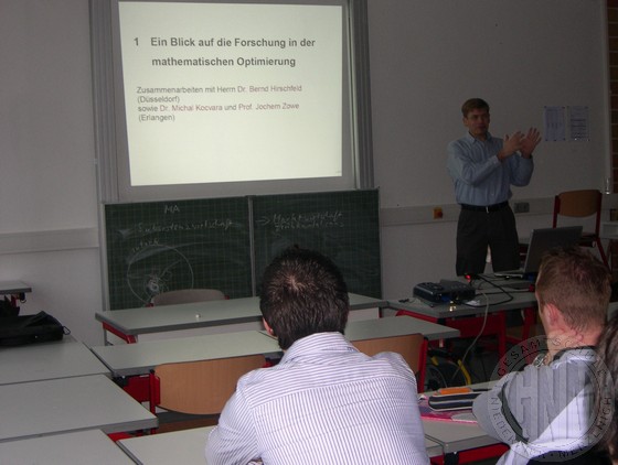 Universitätsprofessor Florian Jarre hielt einen Gastvortag vor dem Leistungskurs Mathematik an der Gesamtschule Niederzier/ Merzenich.