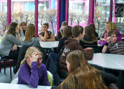 Reger Austausch zwischen Schülern beider Länder in der Mensa in Merzenich.