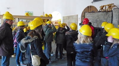 Helmpflicht hatten die Franzosen vor dem Besuch des Vulkanmuseums in Mendig.