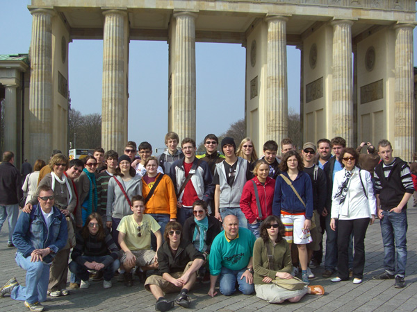 Die Delegation der Gesamtschule Niederzier/Merzenich vor dem Brandenburger Tor