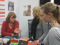 Janine und Jennifer am Infostand