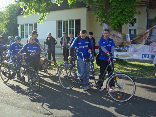 Janine Korsten (rechts) und Anna Kebrich (dritte von rechts) vor dem Start der Integra-Tour.