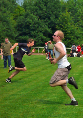 Beim Staffellauf waren verschiedene Lauftechniken zu bewundern.