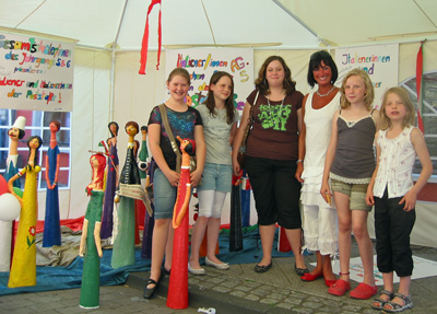 Kunstlehrerin Gaby Rahier stellte mit SchülerInnen der 5. und 6. Klasse beim Stadtfest Jülich aus.