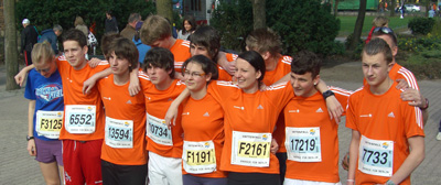 Die Teilnehmerinnen und Teilnehmer der Gesamtschule Niederzier/Merzenich beim Berlin-Marathon 2009.