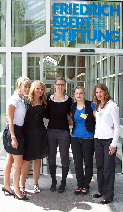 Lisa Jäger, Janine Korsten, Antje Bittner (als Begleitung), Franziska Görres und Theresa Schmitz-Peiffer nahmen am Planspiel Europa teil.