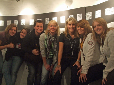 Katja, Jennifer, Denise, Frauke, Lisa, Jasmin und Tanja vor ihren Tuschezeichnungen