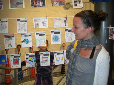 Susanne Erschfeld vor ihrem Postkarten-Projekt des Jahrgangs 11