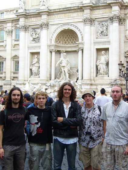 Simon, Lukas, Julian, Jens und Sebastian vor dem Trevi Brunnen in Rom.