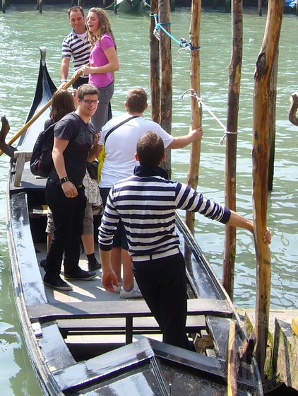 Melanie Schmunk kurz vor O sole mio auf einer Gondel in Venedig.