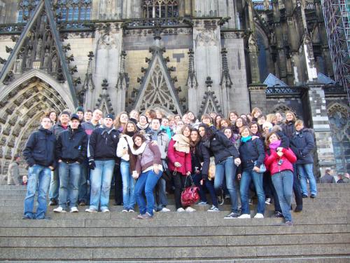 Vor dem Kölner Dom gab es das Gruppenfoto der 27 italienischen Austauschschüler mit ihren Partnerschülern der Gesamtschule Niederzier.