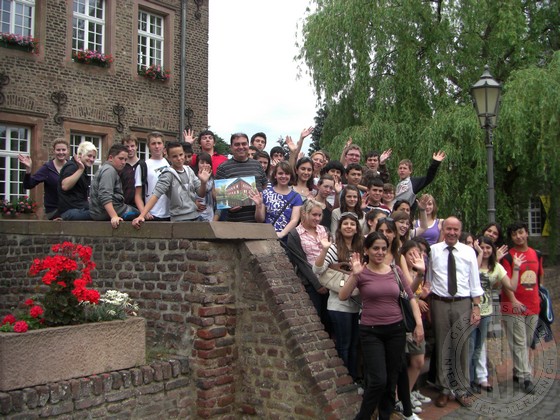 Ein Gruppenbild mit Bürgermeister Hermann Heuser vor dem Rathaus in Niederzier. 