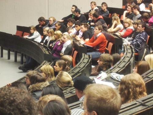 Aufmerksam hören die Schülerinnen der Gesamtschule den Ausführungen des Dozenten zu.