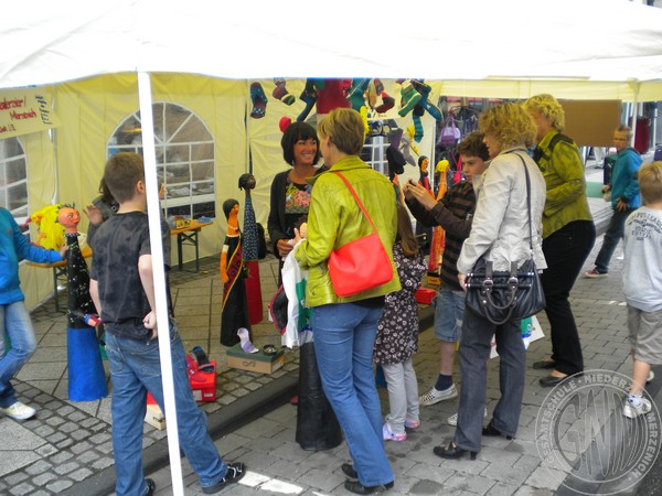Viele Besucher des Stadtfestes interessierten sich für die Kunstwerke unserer Gesamtschule