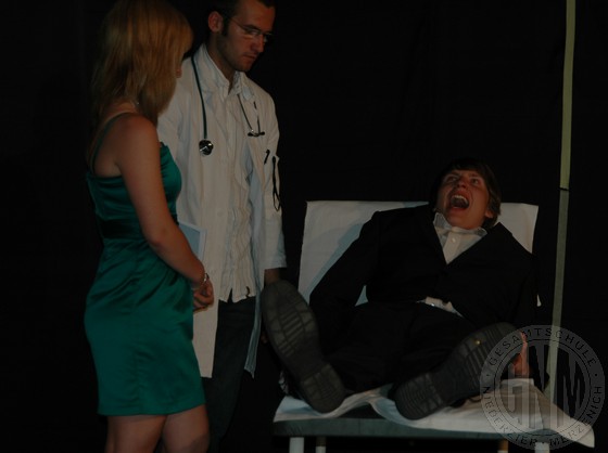 Heinz (Michael Brandt) ist angeschossen worden, Oberarzt Wayne (Kamil Koletzko) und Heinz´ Freundin Svetlana (Helena Warkentin) rätseln über die Ursache.