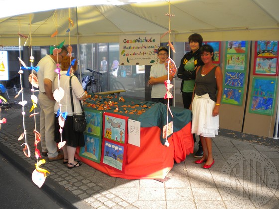 Johanna Riebe 7a und Yannik Rosenbaum 6b von der Kunst-AG präsentierten ihre Tonarbeiten beim Erntedankfest in Jülich.