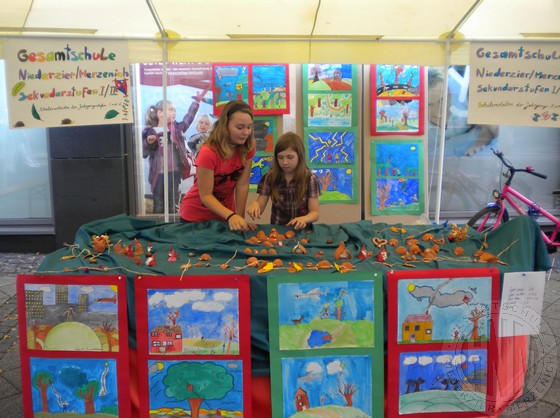 Kunstlehrerin Gaby Rahier präsentierte mit ihren Schülern Tonarbeiten beim Erntedankfest in Jülich.