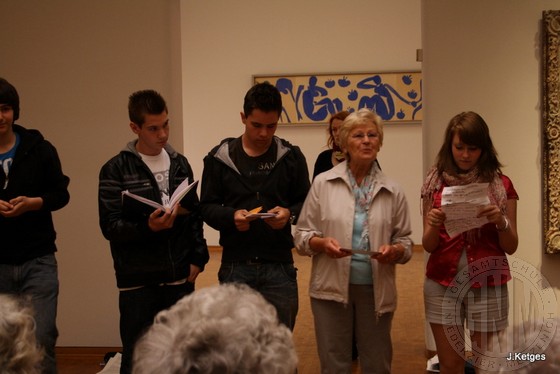 Frau Weyl referiert mit ihren Gruppenmitgliedern im Museum Ludwig.