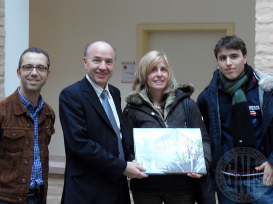 Oberstudienrat Marco Cotza, Bürgermeister Hermann Heuser, Professoressa Monica Manfredotti und der Klassensprecher