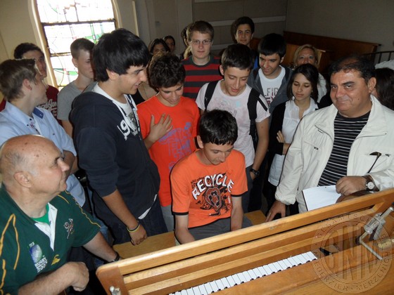 Umut Diremsizoglu spielte für die Gruppe an der Orgel der Kirche in Niederzier.