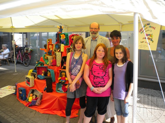 Auch Schulleiter Hermann-Josef Gerhards besuchte Gaby Rahier mit Pia Keuter (6b), Runa Biernatzki (6b) und Julia Wolff (6c) am Stand unsere Gesamtschule.