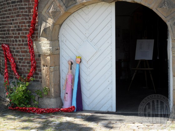 König und Königin bewachen den mehr als 10 Meter langen Zopf, den die SchülerInnen in Erinnerung an Rapunzel geflochten haben.