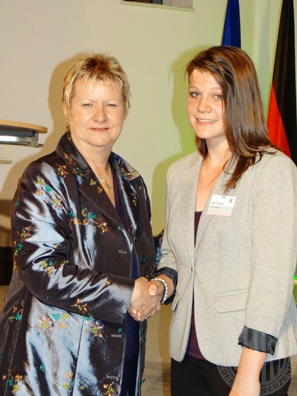 Silke Freigang von der Gesamtschule Niederzier/Merzenich wurde von Schulministerin Sylvia Löhrmann für ihre herausragenden schulischen Leistungen ausgezeichnet.
