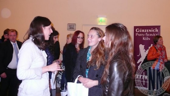 Unsere Zwölftklässler, hier Stefanie Feuerstein und Irina Faßbender ließen sich bei der Medienmesse beraten.