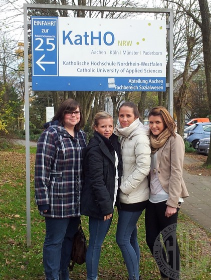 Caroline Lövenich, Stephanie Gebel, Dina Renn und Annika Wassmuth machten sich gemeinsam mit der Sozialpädagogin Stefanie Pätz auf den Weg zur Fachhochschule.