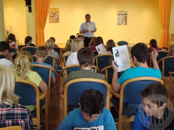 Die Schüler der Gesamtschule Niederzier/Merzenich bei der Lesung des Jugendbuchautors Frank Becker.