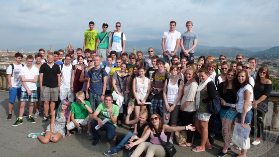 Die Teilnehmer der Stufenfahrt der Gesamtschule Niederzier/Merzenich vor der Skyline von Florenz.